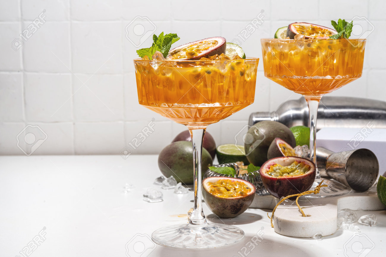 パッションフルーツマティーニカクテル。新鮮なパッションフルーツとライムを使った甘いポルノスターアルコール飲料、バー用品のコピースペースの写真素材・画像素材  Image 196342234