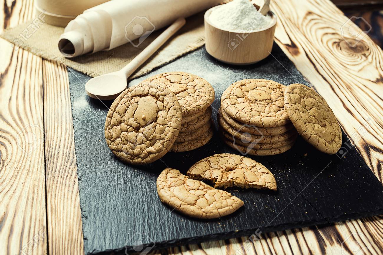 甘いビスケット クッキーの背景 国内積み上げバター ビスケット パターンのコンセプトは マクロをクローズ アップ 木製のテーブルに手作り のクッキー ごま ピーナッツ ヒマワリ アマランサスの穀物ビスケット の写真素材 画像素材 Image 1735