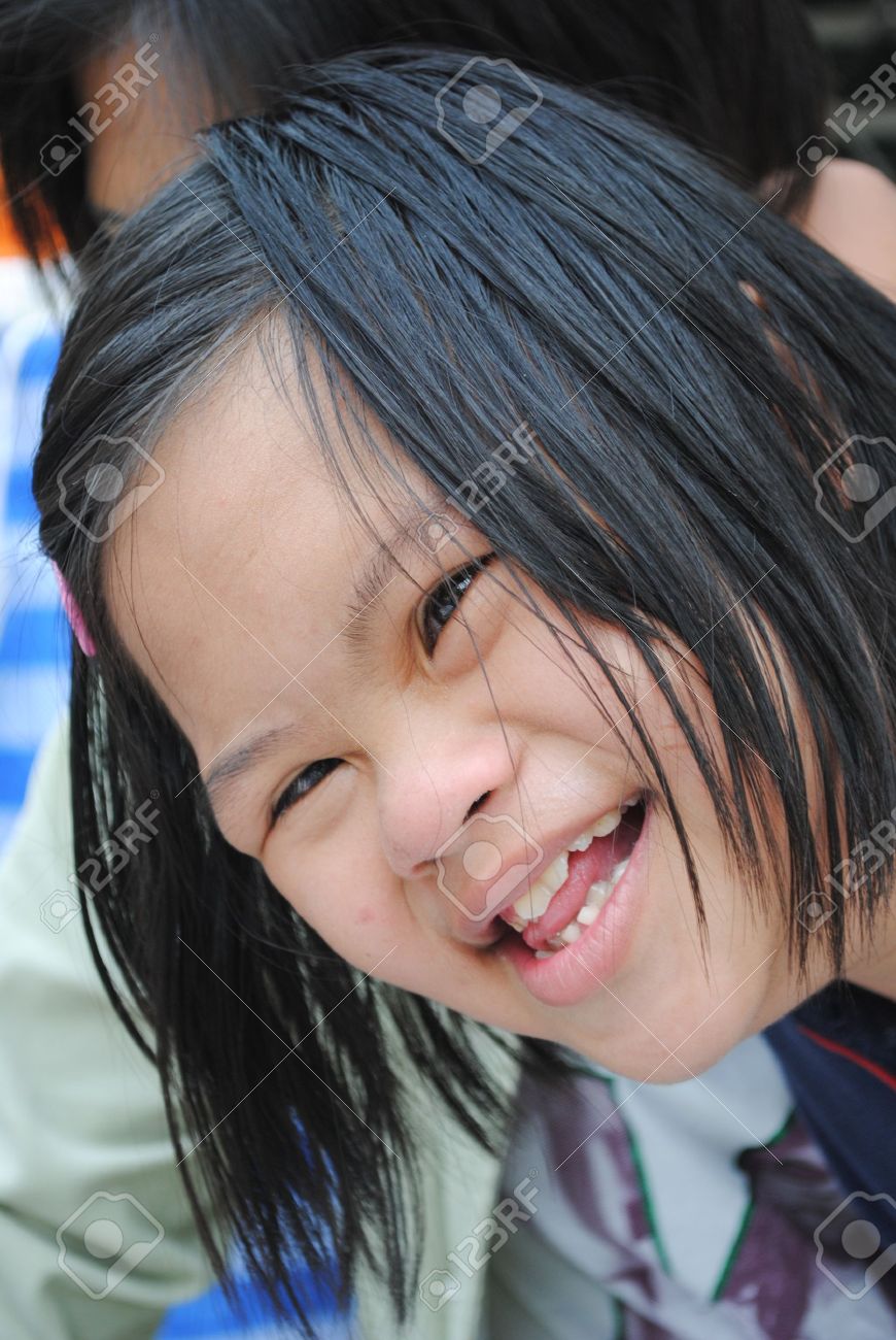 Ubonratchathani Thailand 19 Januar Ein Unbekannter Down Syndrom Madchen Lachelt Die Besucher In Ihrem Haus Am 19 Januar 2010 In Ubonratchathani Thailand Lizenzfreie Fotos Bilder Und Stock Fotografie Image 21475189