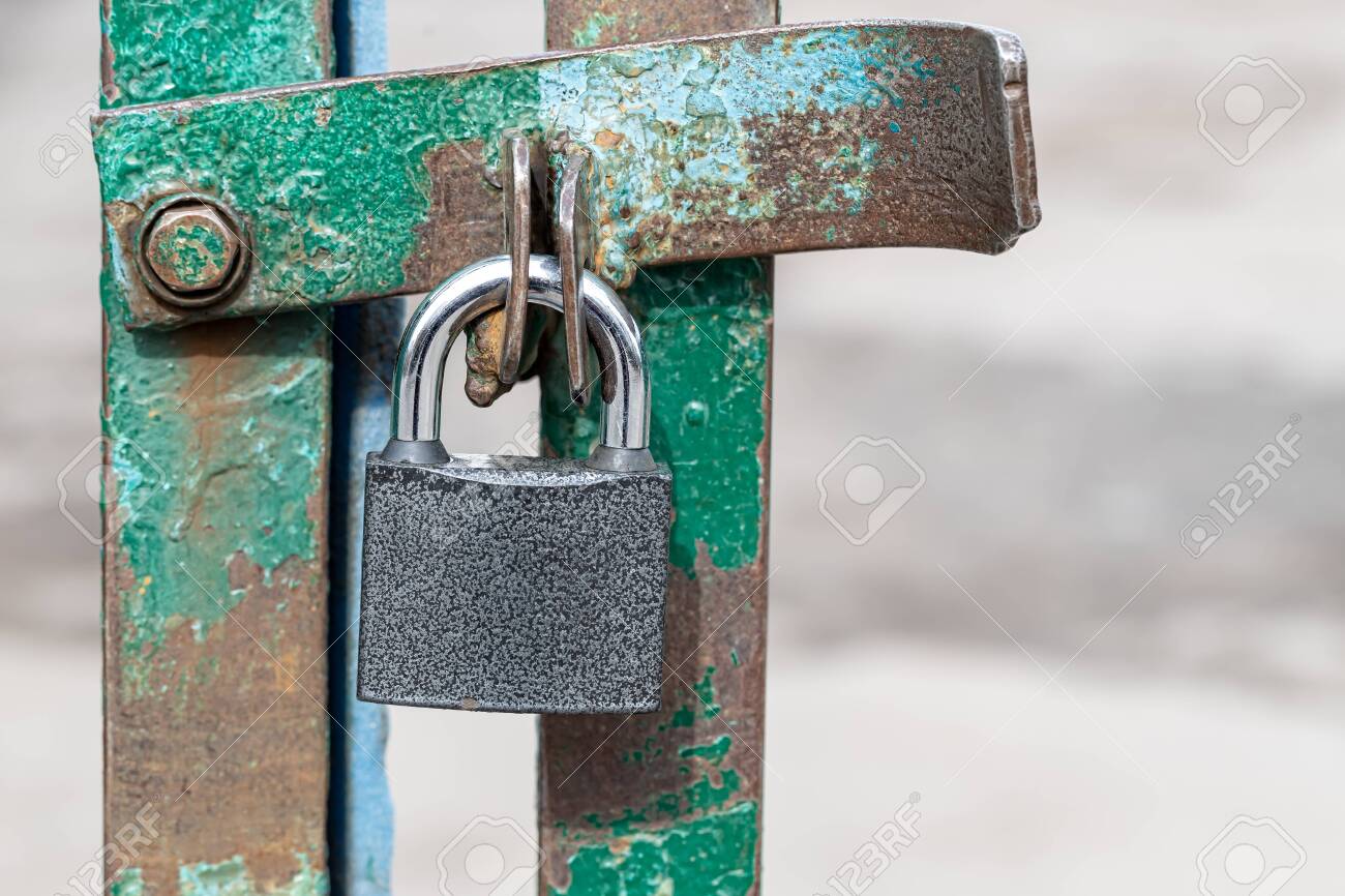 Closed And Locked Door Grill With Silver Padlock A Metal Lock On Hinges Hangs In Close Up On The Grate Security Concept Or Ban Copy Space For Your Design Lizenzfreie Fotos Bilder Und 123rf com
