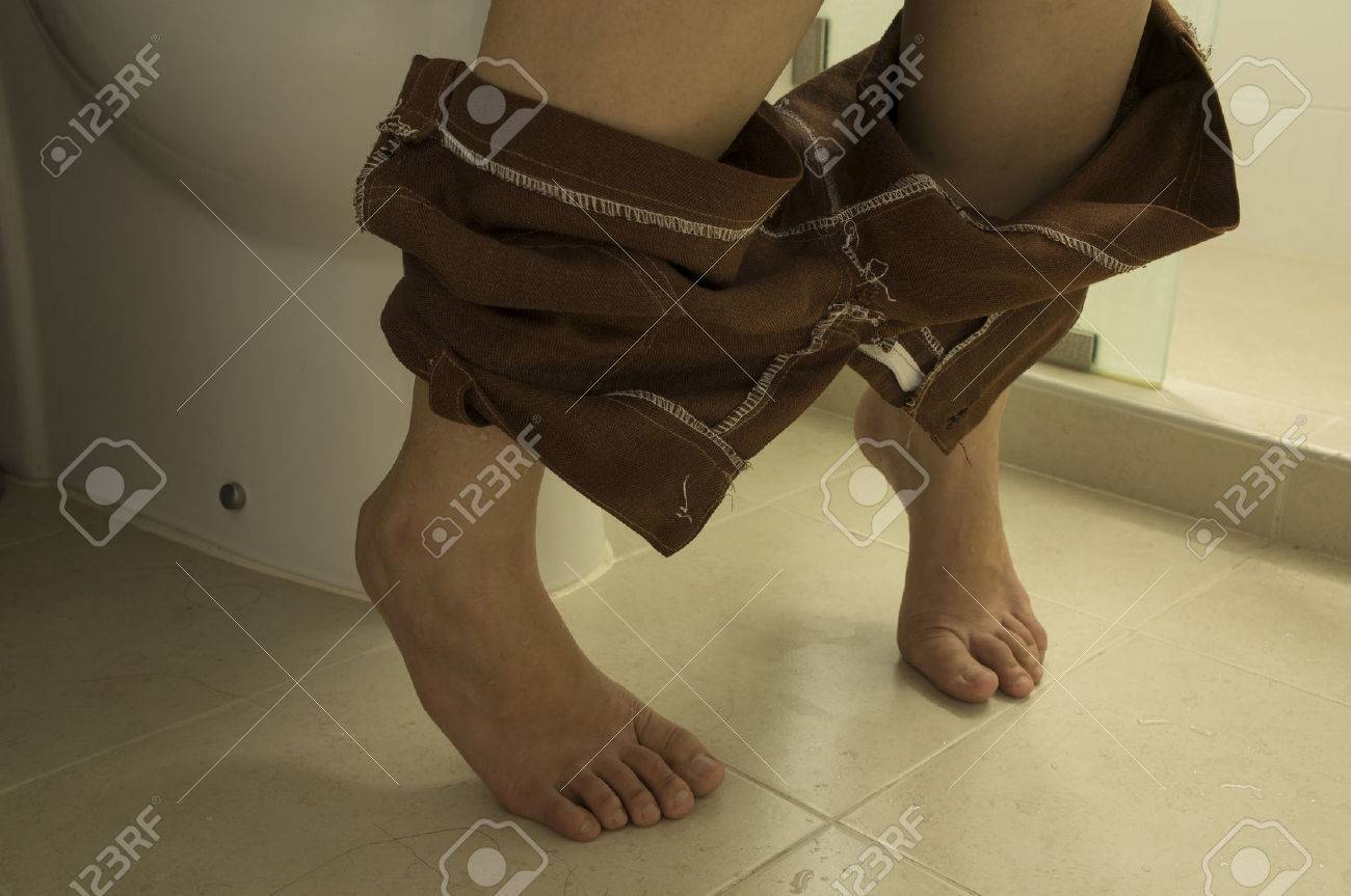 短い脚を排尿女性トイレ トイレおもらしの写真素材・画像素材 Image 40634175