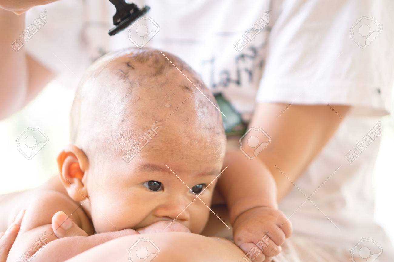 4 Mois Bebe Se Faire Couper Les Cheveux Pour La Premiere Fois Banque D Images Et Photos Libres De Droits Image
