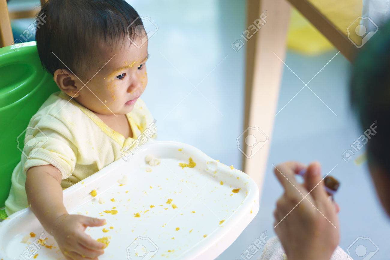 9 Mois De Bebe Asiatique Refuse Medecine Manger Apres Le Repas Banque D Images Et Photos Libres De Droits Image