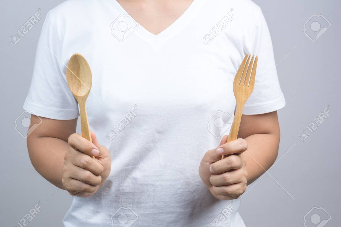 灰色の背景の木のフォークとスプーンを持つ女性の手 の写真素材 画像素材 Image 灰色の背景の木のフォークとスプーンを持つ女性の手 の写真素材 画像素材 Image