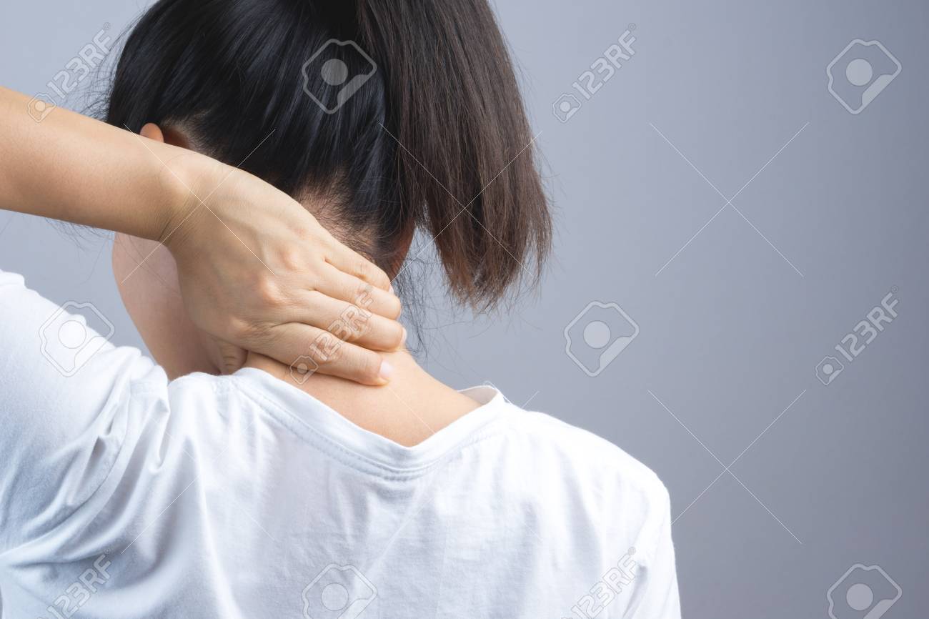 灰色の背景上に首や背骨の痛みのため手を置く女性 の写真素材 画像素材 Image 灰色の背景上に首や背骨の痛みのため手を置く女性 の写真素材 画像素材 Image