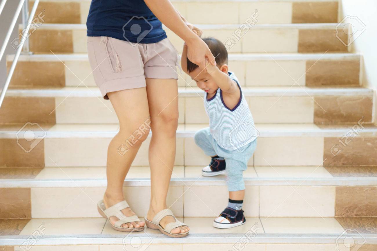 La Madre Asiatica Le Ensena A Su Hijo De 1 Ano Y 3 Meses A Caminar Fotos Retratos Imagenes Y Fotografia De Archivo Libres De Derecho Image