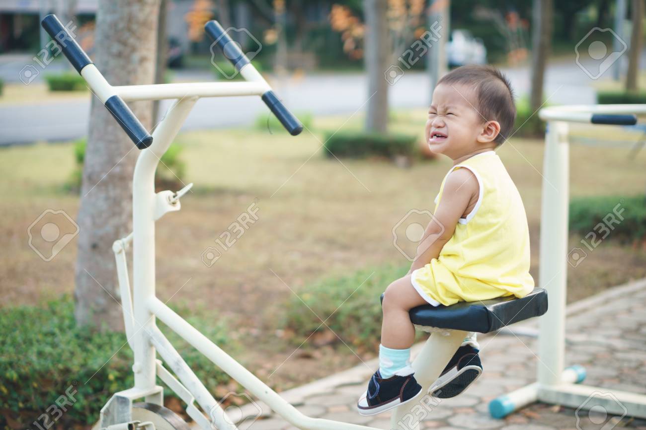 Bebe Asiatico Alrededor De 1 Ano Y 3 Meses Sentado En La Maquina De Ejercicio En El Parque Fotos Retratos Imagenes Y Fotografia De Archivo Libres De Derecho Image