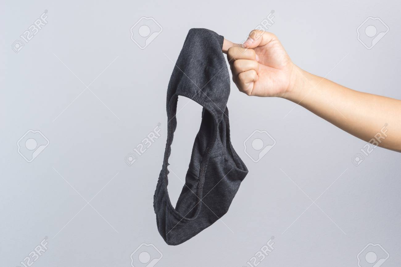 白い背景の上の男性のための下着やパンツ男を持っている手 の写真素材 画像素材 Image