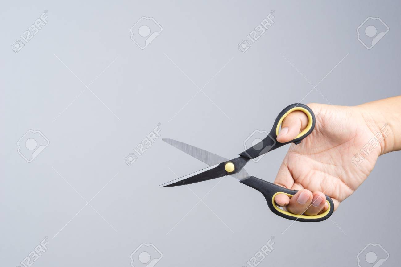 白い背景の事務はさみを持つ手 の写真素材 画像素材 Image