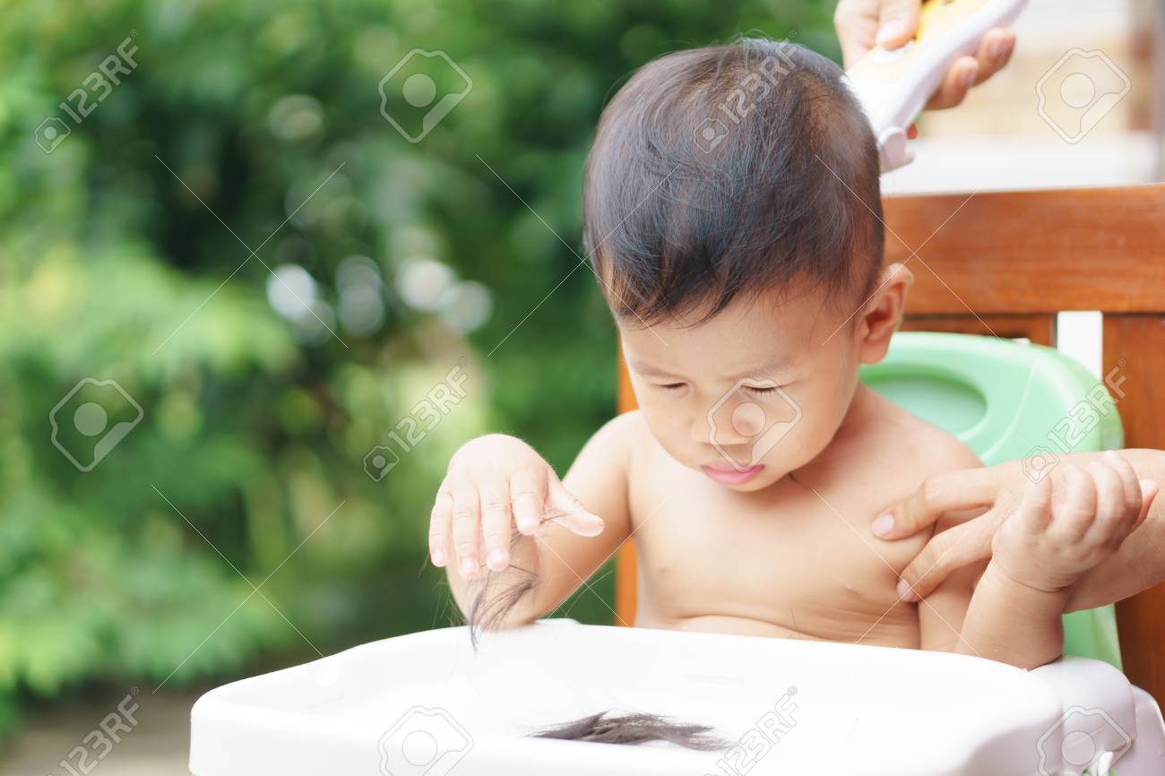 Un Bebe Asiatique D Une Annee Et Six Mois A Ete Coupe Par Sa Mere A L Aide D Un Coupe Cheveux Electrique Banque D Images Et Photos Libres De Droits Image
