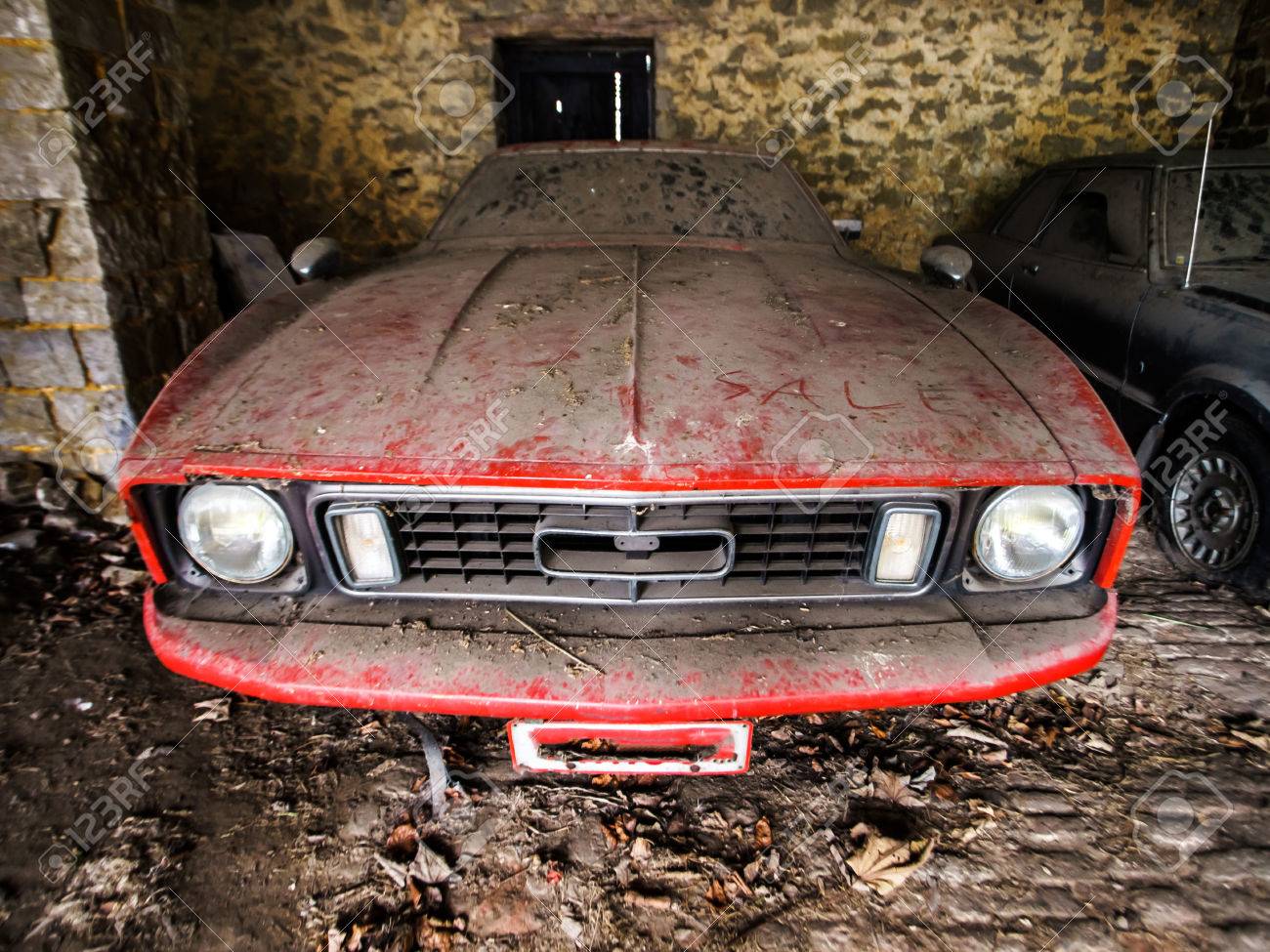 古いレトロなさびた車村ガレージ 70 のアメリカン スタイルです の写真素材 画像素材 Image