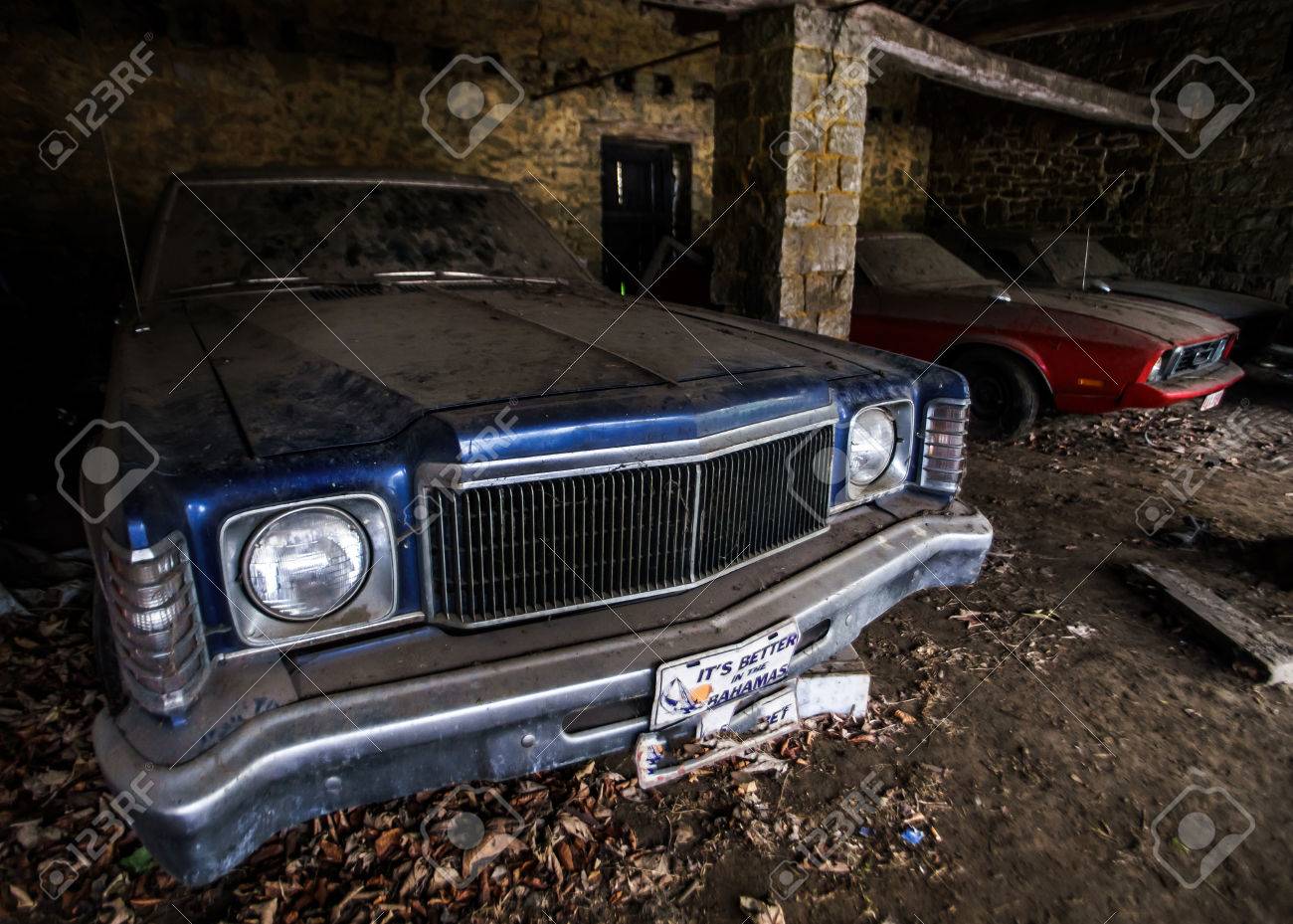 古いレトロなさびた車村ガレージ 70 のアメリカン スタイルです の写真素材 画像素材 Image