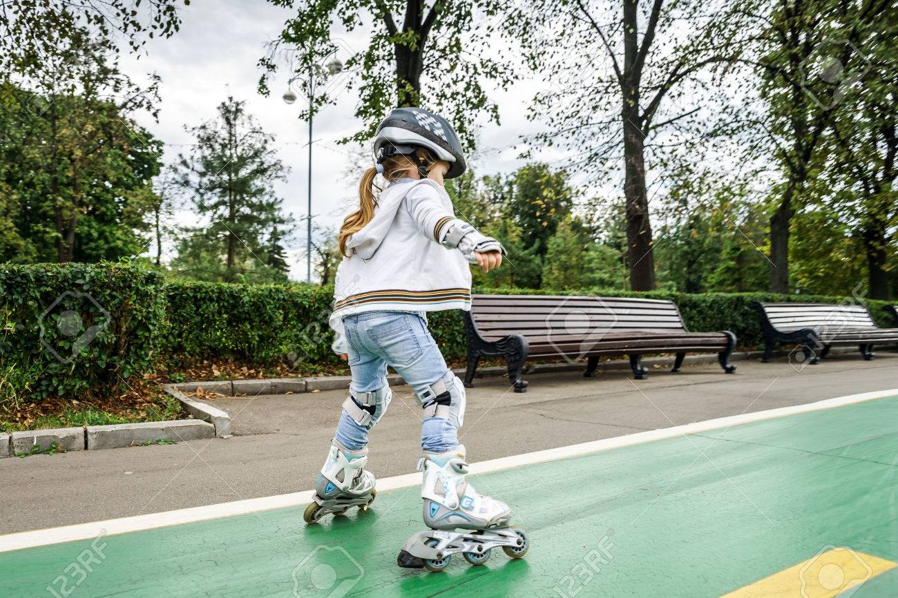 公共の公園でローラー スケートを学ぶかわいい女の子 の写真素材 画像素材 Image