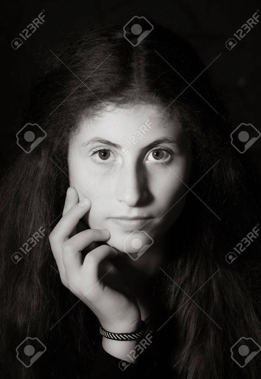 若いアルメニア ポーズかわいい女の子はモナリザのようなスタジオで の写真素材 画像素材 Image 若いアルメニア ポーズかわいい女の子はモナリザのようなスタジオで の写真素材 画像素材 Image
