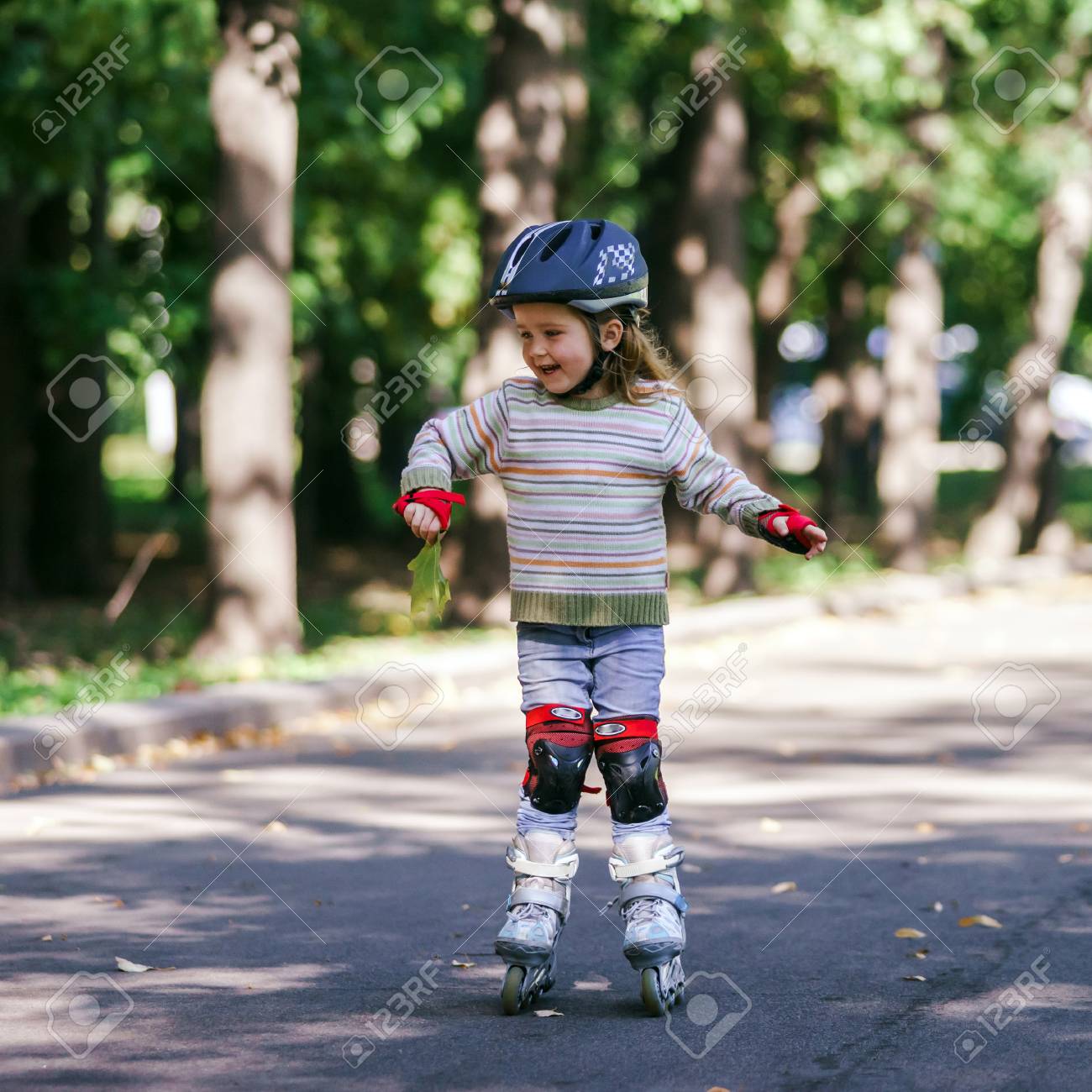 公共の公園でローラー スケートを学ぶかわいい女の子 の写真素材 画像素材 Image