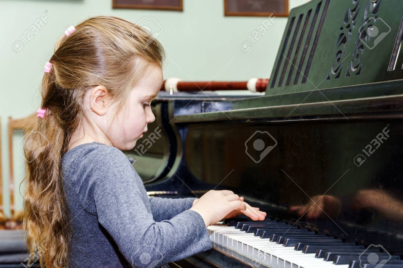 音楽学校でグランド ピアノを弾くかわいい女の子 の写真素材 画像素材 Image