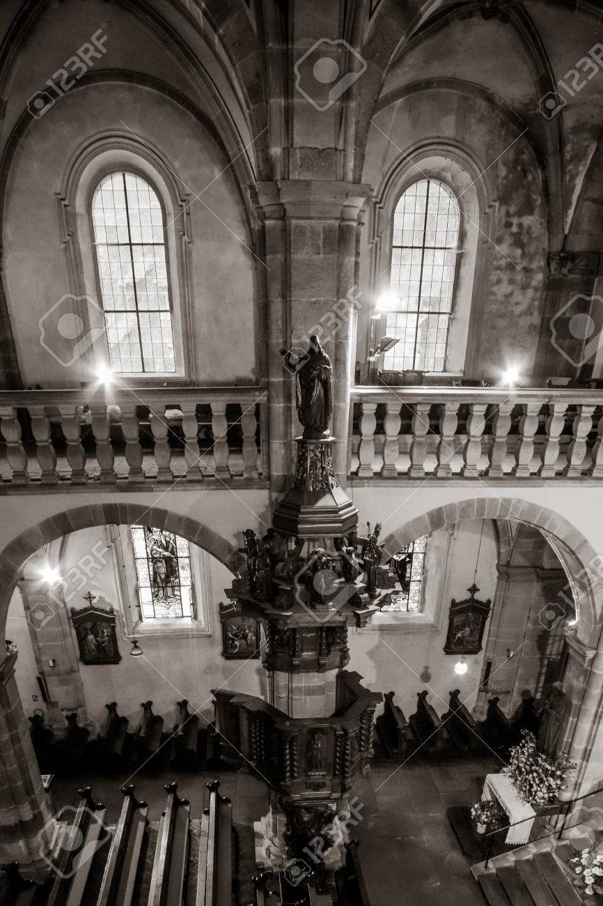 Majestic Mittelalterliche Kathedrale Innenansicht Alte Gotische Kirche In Andlau Frankreich Lizenzfreie Fotos Bilder Und Stock Fotografie Image 57618460