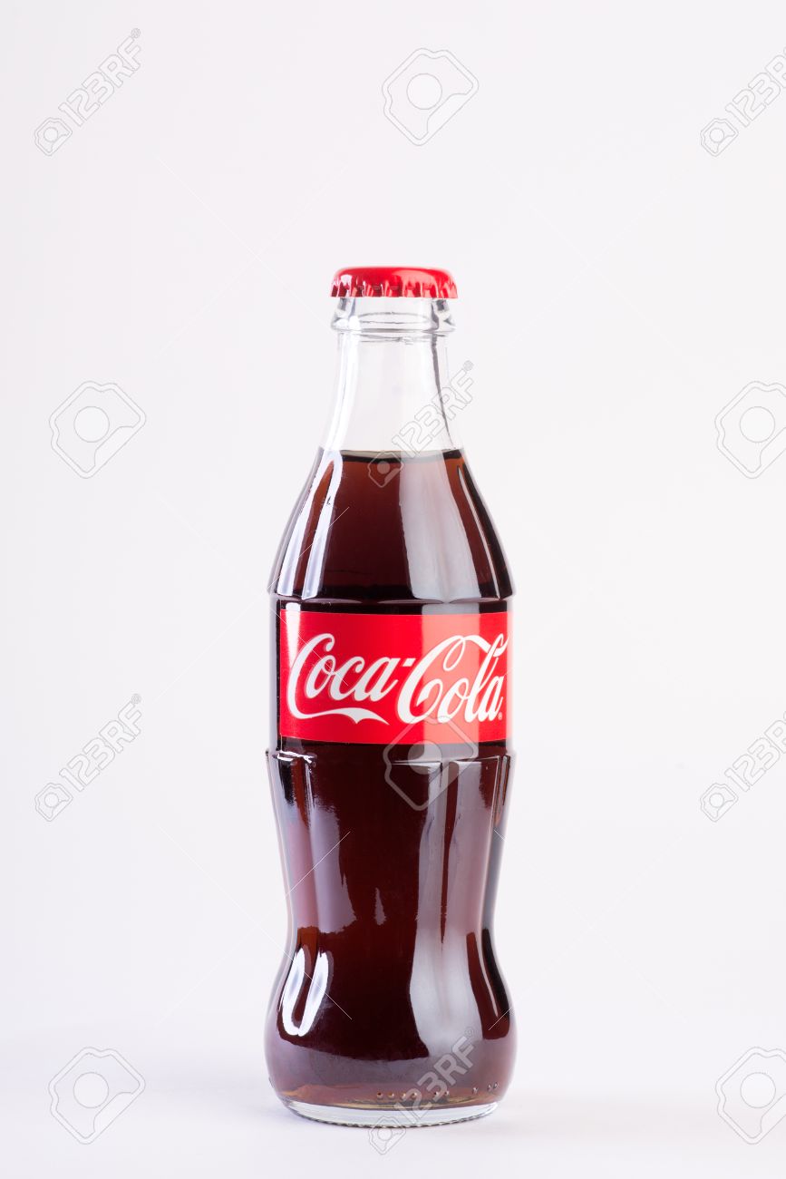 Penza Russland 17 Februar 2015 Coca Cola Classic In Einer Glasflasche Mit Uberlegungen Zu Licht Hintergrund Lizenzfreie Fotos Bilder Und Stock Fotografie Image 37711137