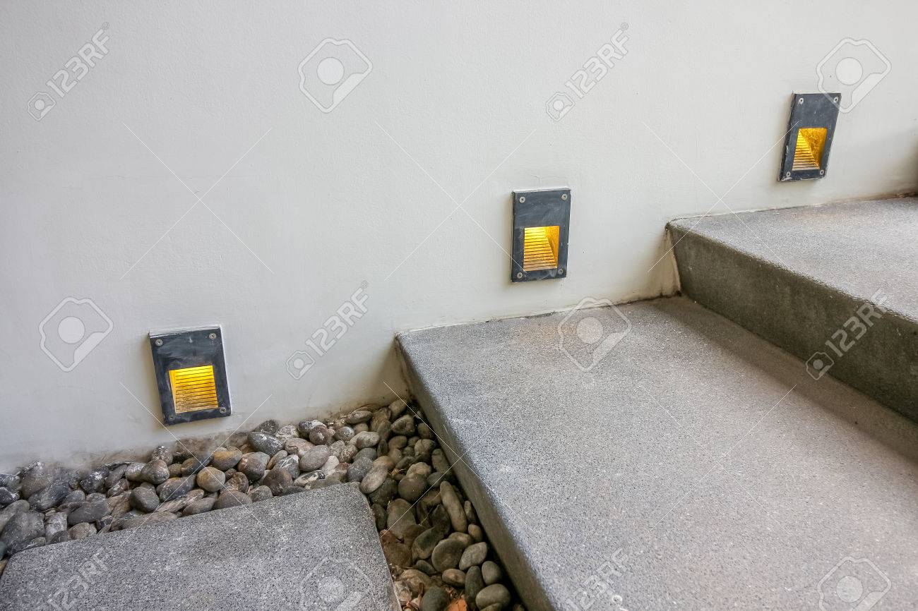 洗った砂利階段を飾る Led の球根ライト の写真素材・画像素材. Image 