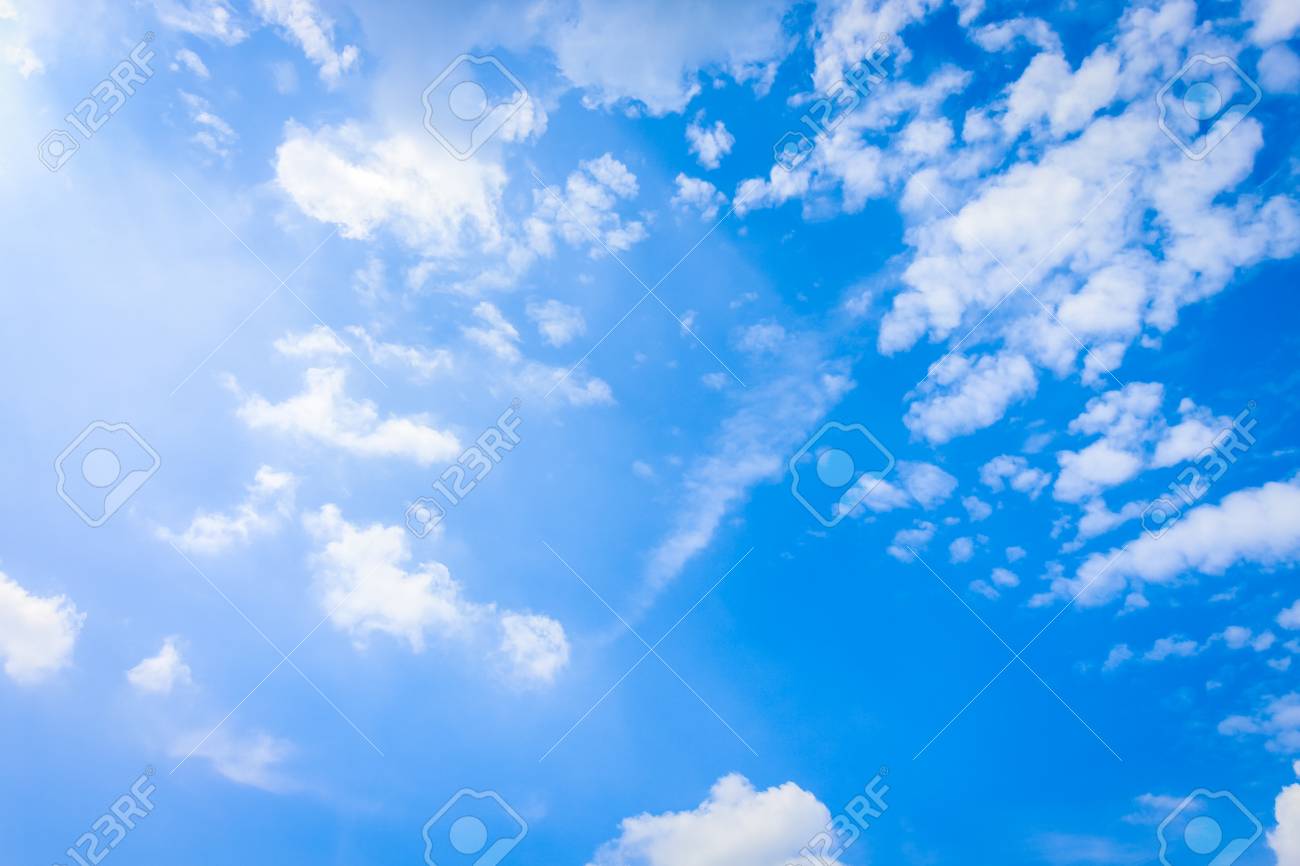 Ciel Bleu Clair Avec Eclaircies Comme Fond D Ecran Papier Peint Ciel Pastel Banque D Images Et Photos Libres De Droits Image