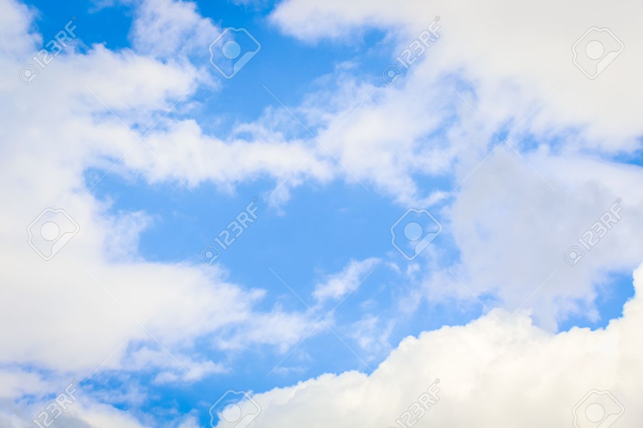 Ciel Bleu Clair Avec Eclaircies Comme Fond D Ecran Papier Peint Ciel Pastel Banque D Images Et Photos Libres De Droits Image