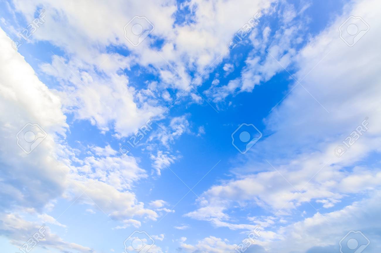 澄んだ青空 曇り空の壁紙の背景の壁紙としてパステル の写真素材 画像素材 Image