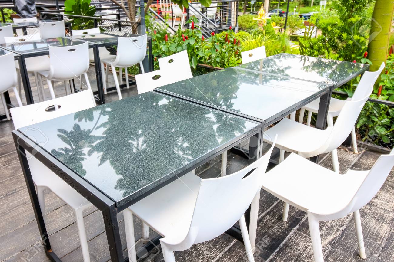 Mesa De Comedor Con Silla En El Exterior Con Jardín Verde Campo ... Mesa De Comedor Con Silla En El Exterior Con Jardín Verde Campo ...