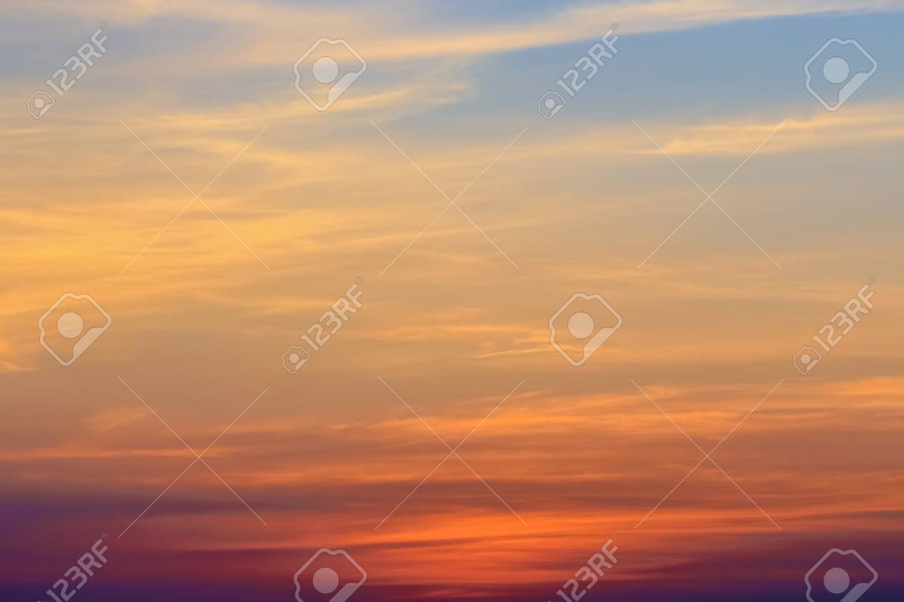 Ceu Azul Claro Com O Ceu Nebuloso Como Um Papel De Parede De Fundo Ceu Pastel Wallpaper Fotos Retratos Imagenes Y Fotografia De Archivo Libres De Derecho Image 75910985