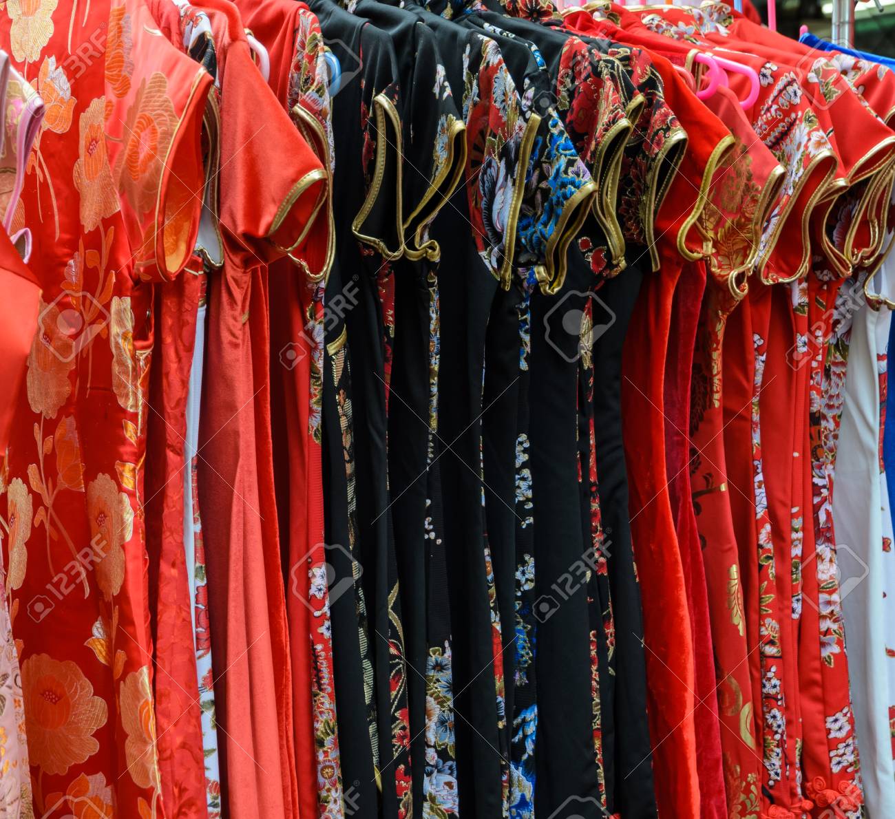 Traditionelle Chinesische Kleidung Zum Verkauf An Chinatown Strasse Thailand Lizenzfreie Fotos Bilder Und Stock Fotografie Image 51160540