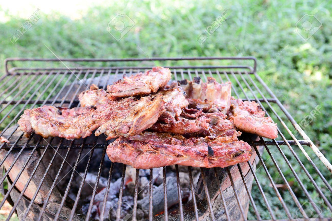 숯불 구이 돼지 갈비 구이 로열티 무료 사진, 그림, 이미지 그리고 스톡포토그래피. Image 60930999