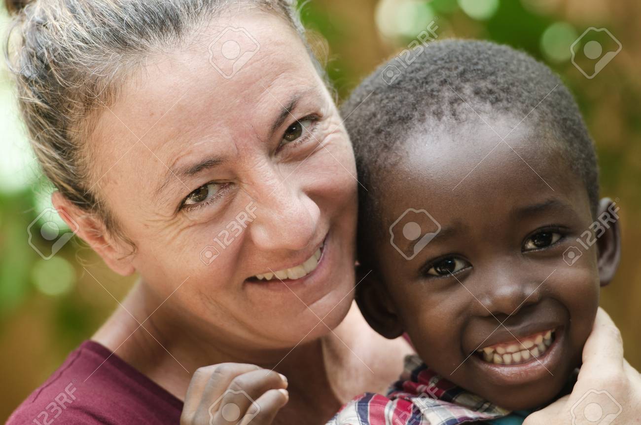 Superbe Femme Avec Un Bebe Noir Banque D Images Et Photos Libres De Droits Image