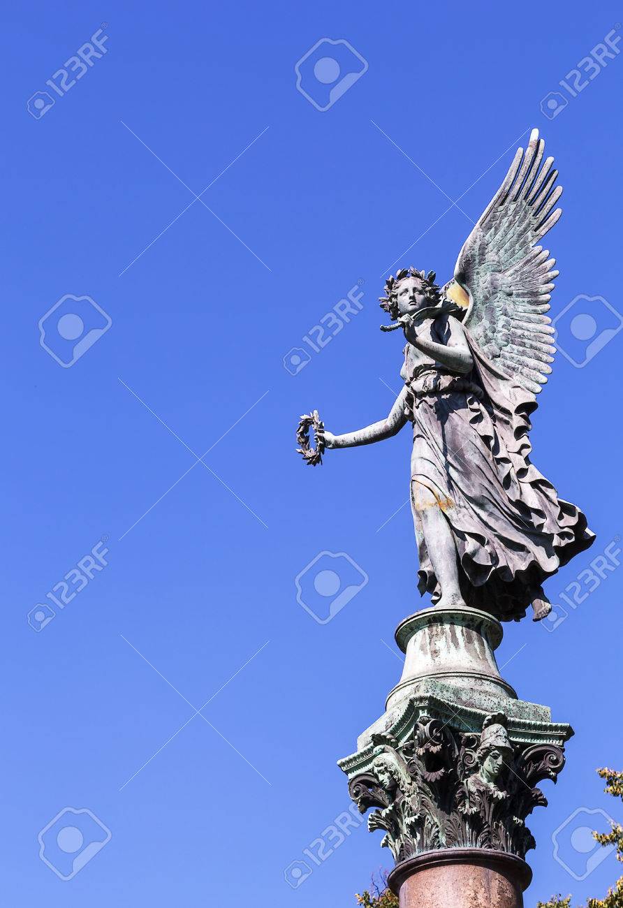 天使像 庭のシャルロッテンブルク宮殿 ベルリンへの入り口付近 お互いに直面している 2 つの彫像の 1 つ の写真素材 画像素材 Image