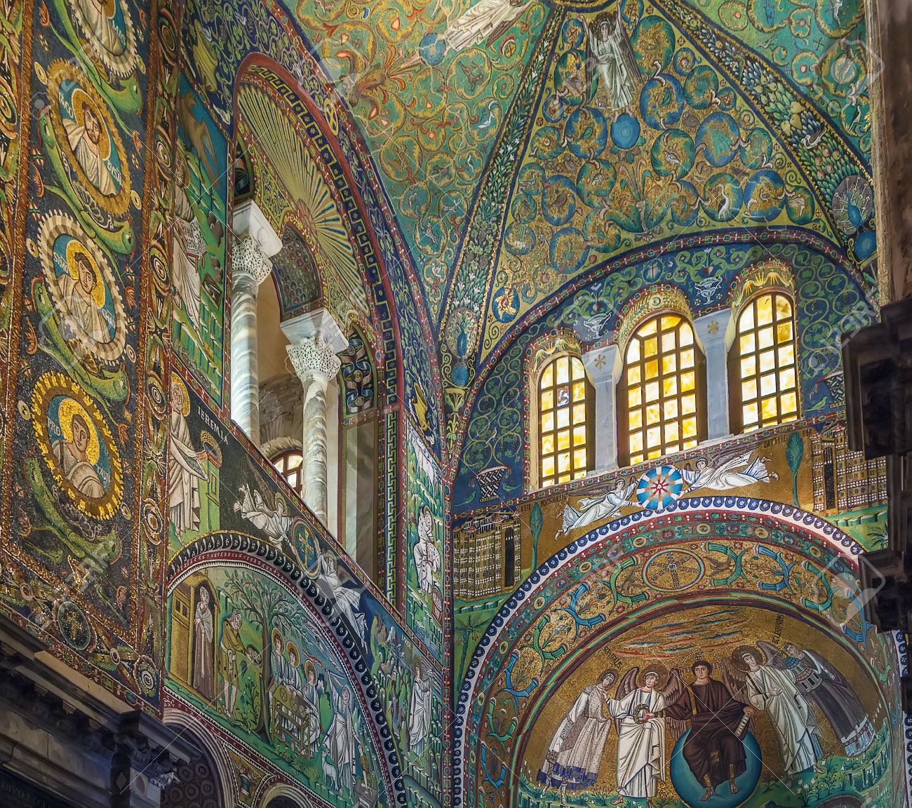 La Basílica De San Vitale Es Una Iglesia De Ravena, Y Uno De Los Más Importantes Ejemplos De Arte Bizantino Cristiano Temprano Y La Arquitectura. Bóveda En El Presbiterio Está Ricamente Adornado La Basílica De San Vitale Es Una Iglesia De Ravena, Y Uno De Los Más Importantes Ejemplos De Arte Bizantino Cristiano Temprano Y La Arquitectura. Bóveda En El Presbiterio Está Ricamente Adornado