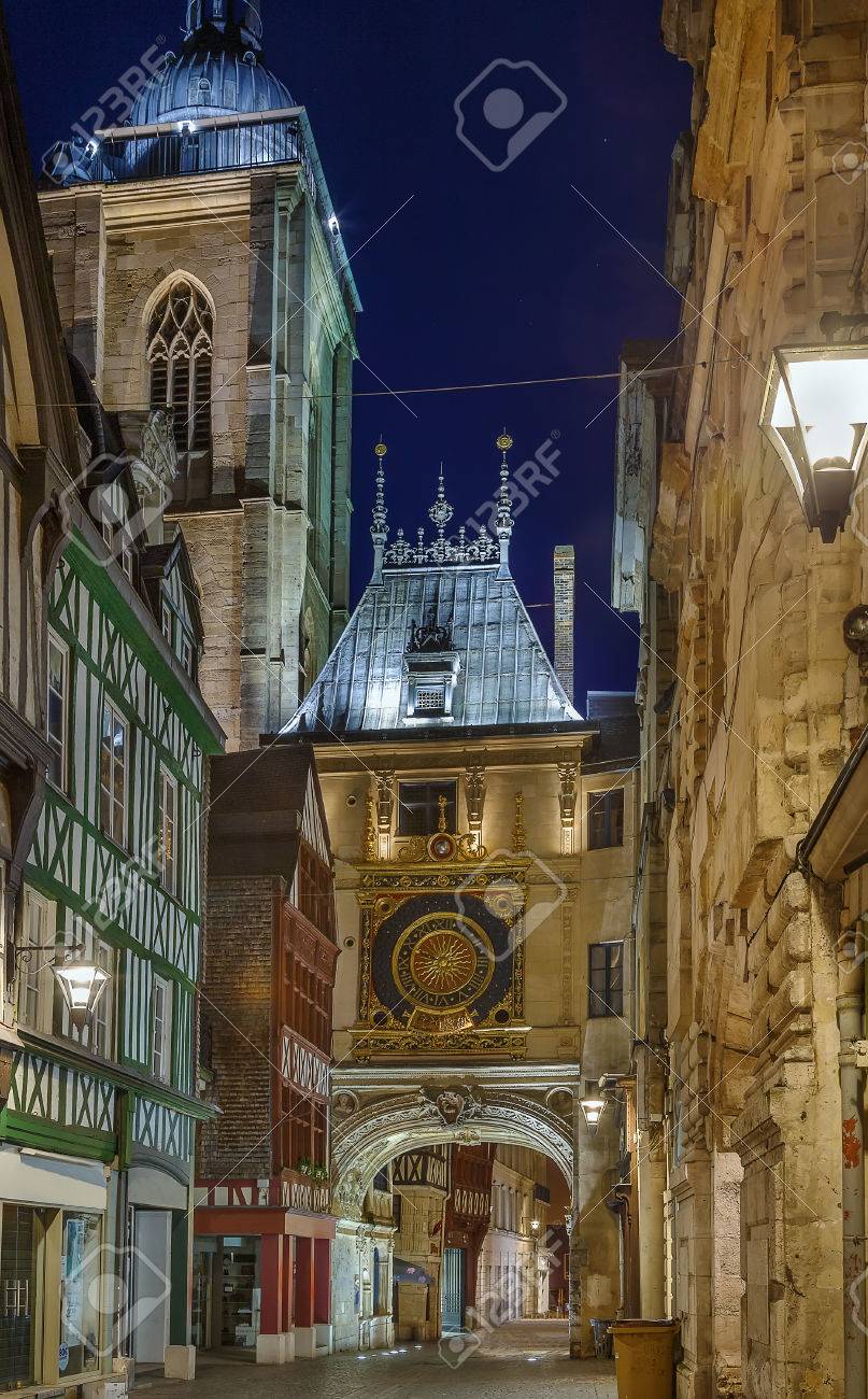 大時計 フランス語 Gros Horloge 14 世紀の天文時計は ルーアン ノルマンディー 夜 の写真素材 画像素材 Image