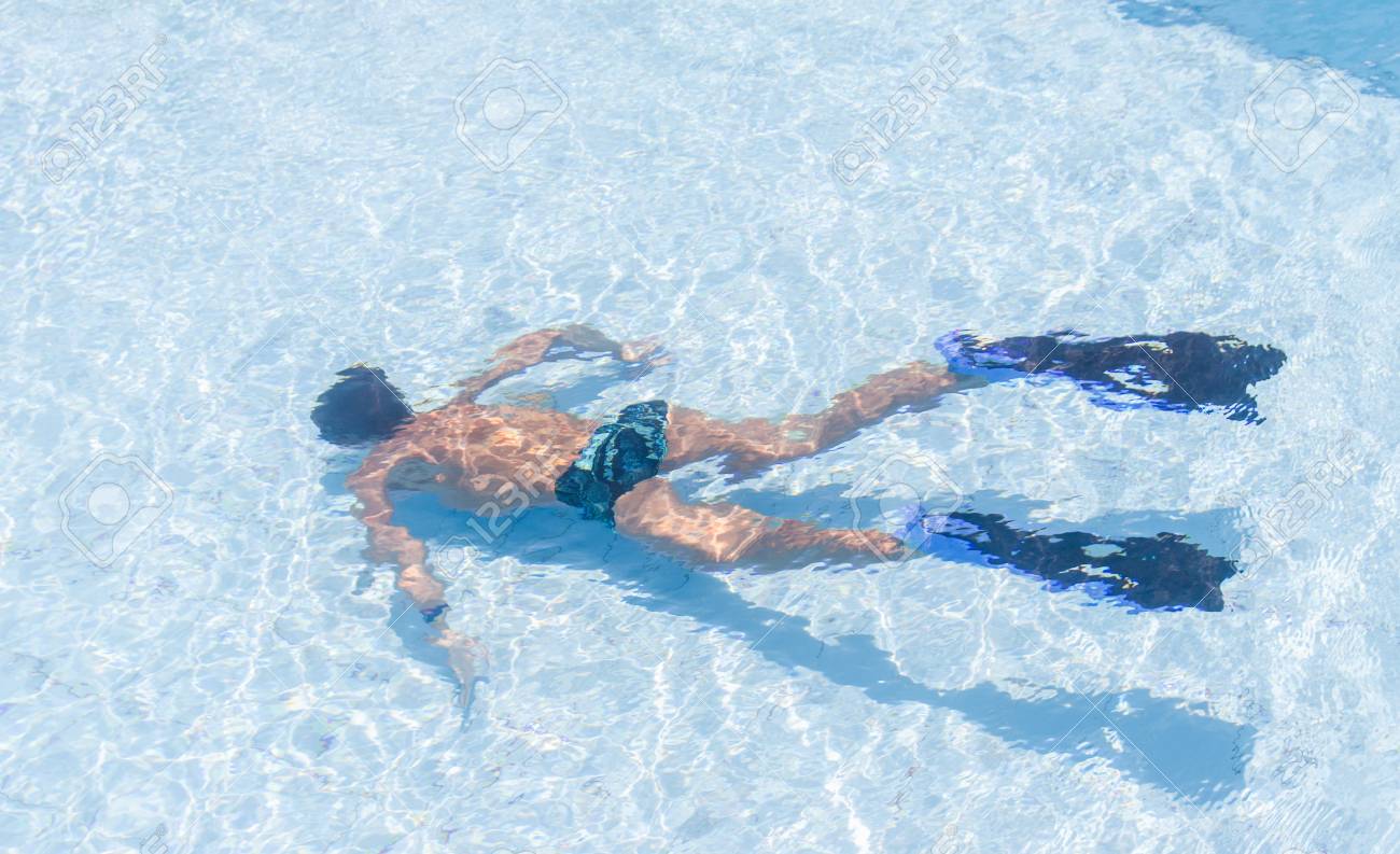 プールの男の子 マイクロ ストック写真 の写真素材 画像素材 Image