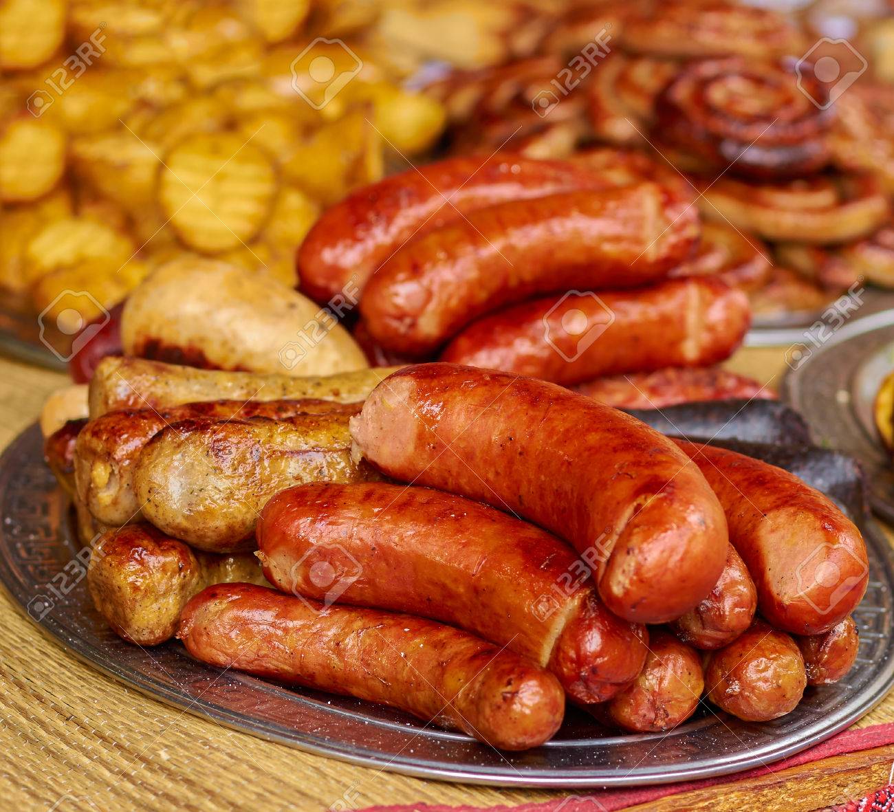 テーブルのクローズ アップのプレートの焼きソーセージ の写真素材 画像素材 Image