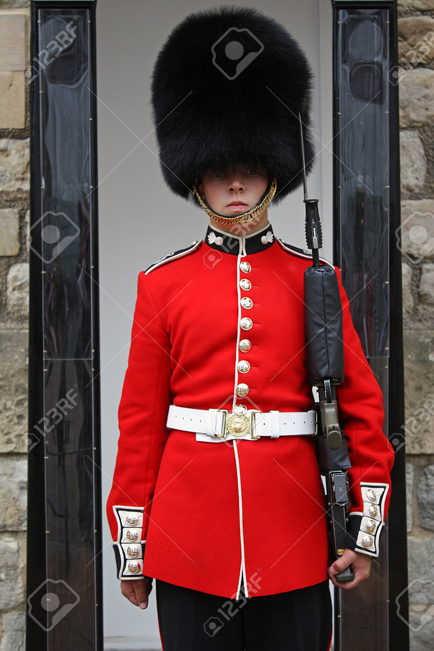 37182262-queen-guard-in-red-uniform-.jpg
