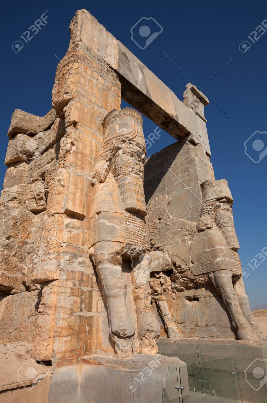 2 巨大な Lamassus Giarding 古代ペルセポリス シーラーズ イランのアケメネス朝帝国の首都の遺跡で各国のゲート の写真素材 画像素材 Image