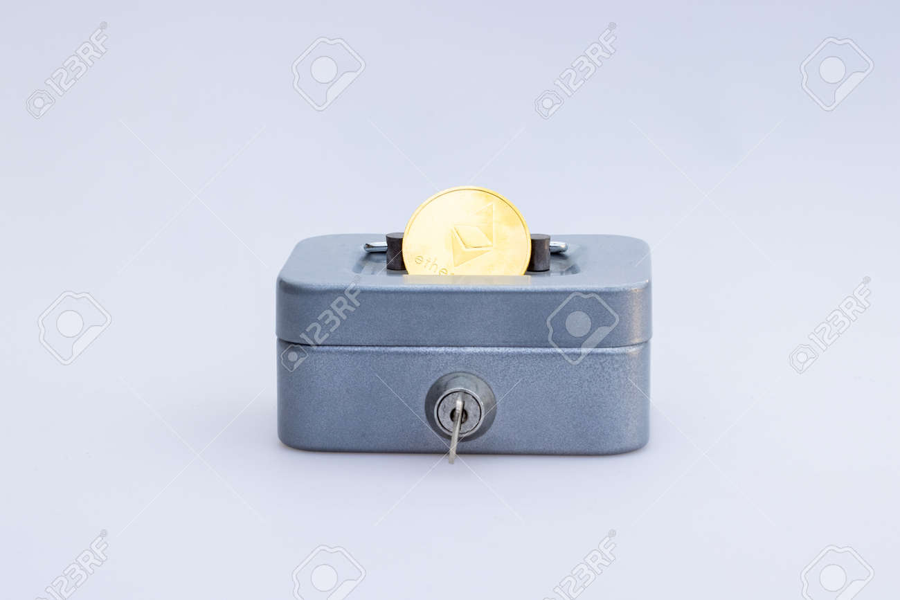 골든 이더리움 Eth 코인 가상 화폐 암호화폐 사업을 갖춘 작은 저축 금고 및 개념 고품질 사진 저장 로열티 무료 사진, 그림, 이미지  그리고 스톡포토그래피. Image 164905394