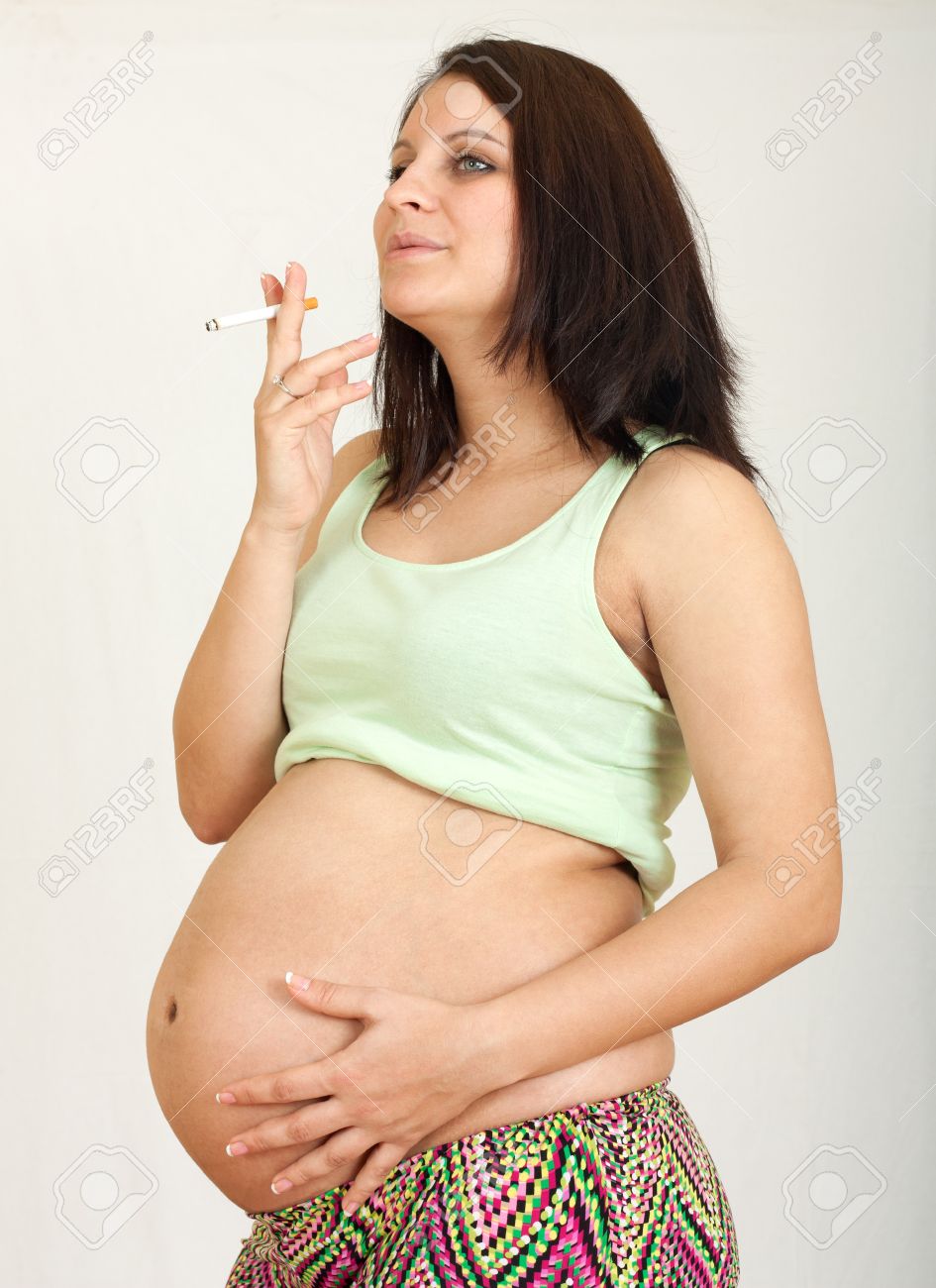 25440231-Pregnant-woman-smoking-cigarette-Unhealthy-smoker-concept-Stock-Photo.jpg