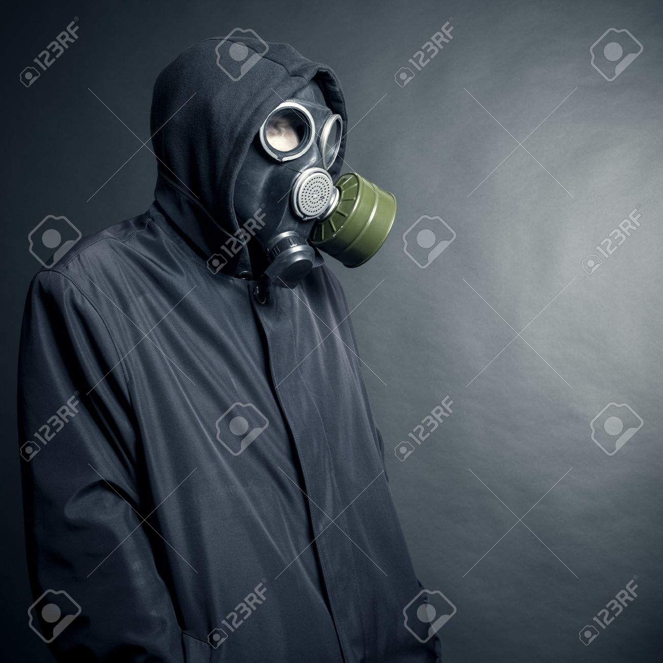 黒い背景に防毒マスクの男 の写真素材 画像素材 Image