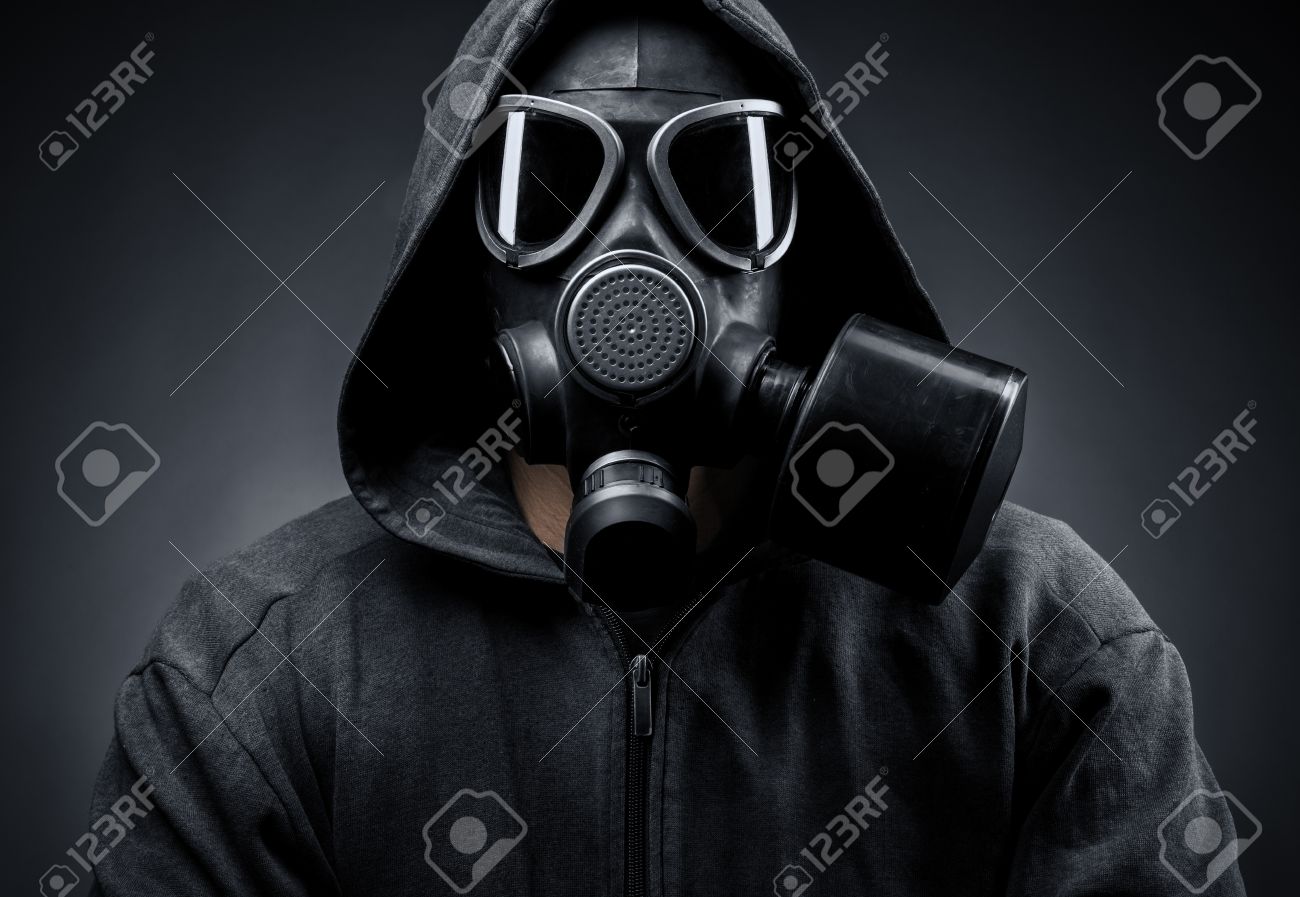 masculino en una máscara de gas sobre un fondo oscuro fotos