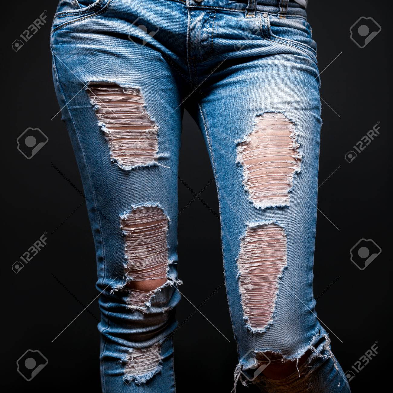 Jambes De Femme En Jeans Dechire Sur Fond Noir Banque D Images Et Photos Libres De Droits Image 77932714
