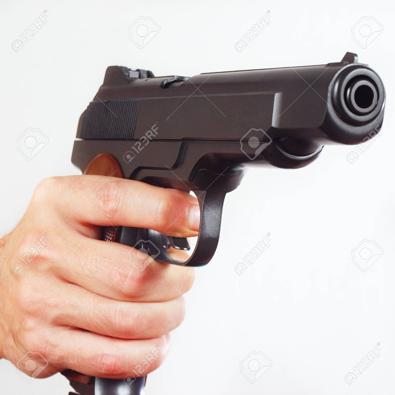 軍の半自動銃を持つ手のクローズ アップ の写真素材 画像素材 Image