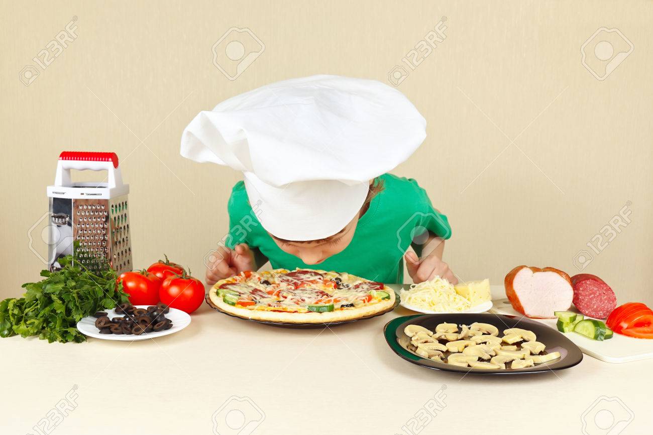 Kleine Lustige Junge Im Kochmutze Schnupfen Eine Gekochte Pizza Lizenzfreie Fotos Bilder Und Stock Fotografie Image