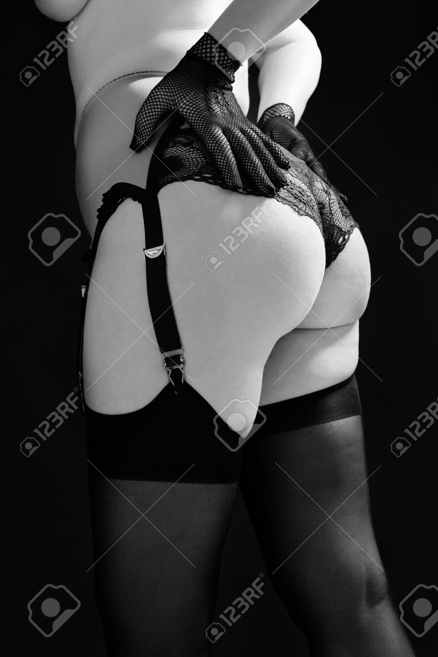 エロガーター 黒のストッキング、エロティックなガーターベルト、黒の背景にレースのパンティーの女性がクローズアップ。ファッションの黒と白の写真。の写真素材・画像素材  Image 162437993