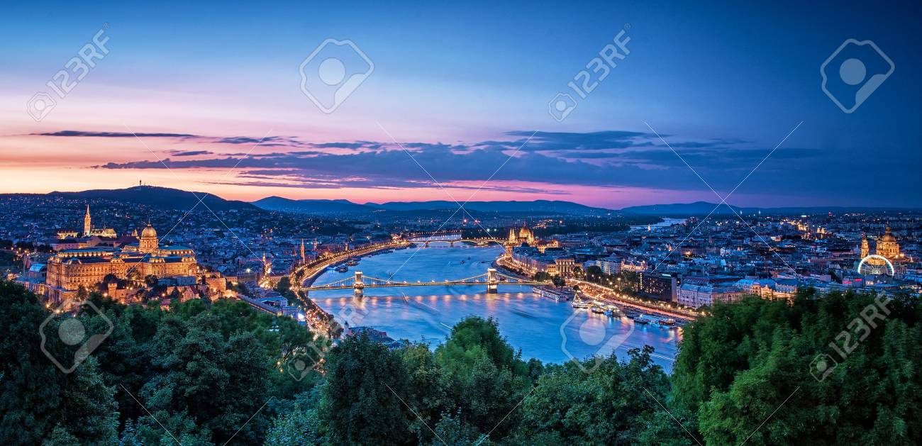 ブダペストに沈む夕日 の写真素材 画像素材 Image