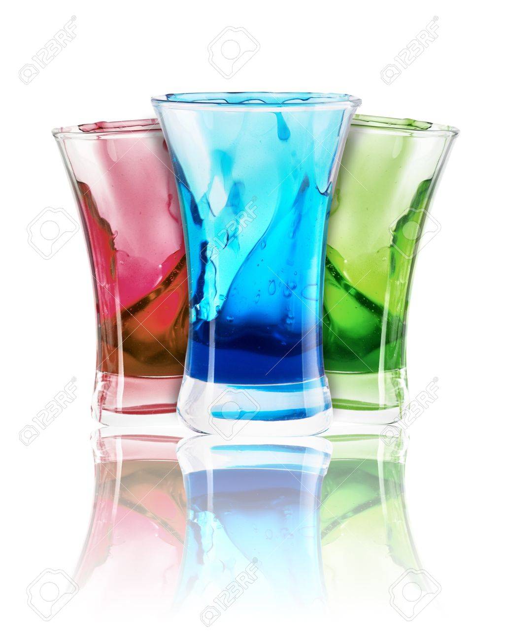 スプラッシュ 赤いコスモポリタン ブルー キュラソー チョコレート カクテル マルガリータとアルコールのショット カクテル スタック の写真素材 画像素材 Image