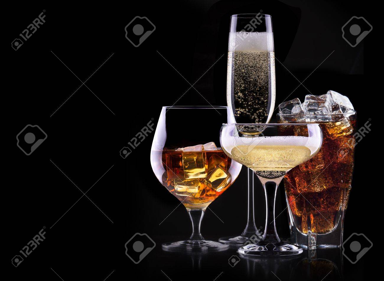 黒の背景に シャンパン コーラ カクテル 別の飲み物を設定 ワイン ブランデー ウイスキー スコッチ ウォッカ コニャック の写真素材 画像素材 Image 2085