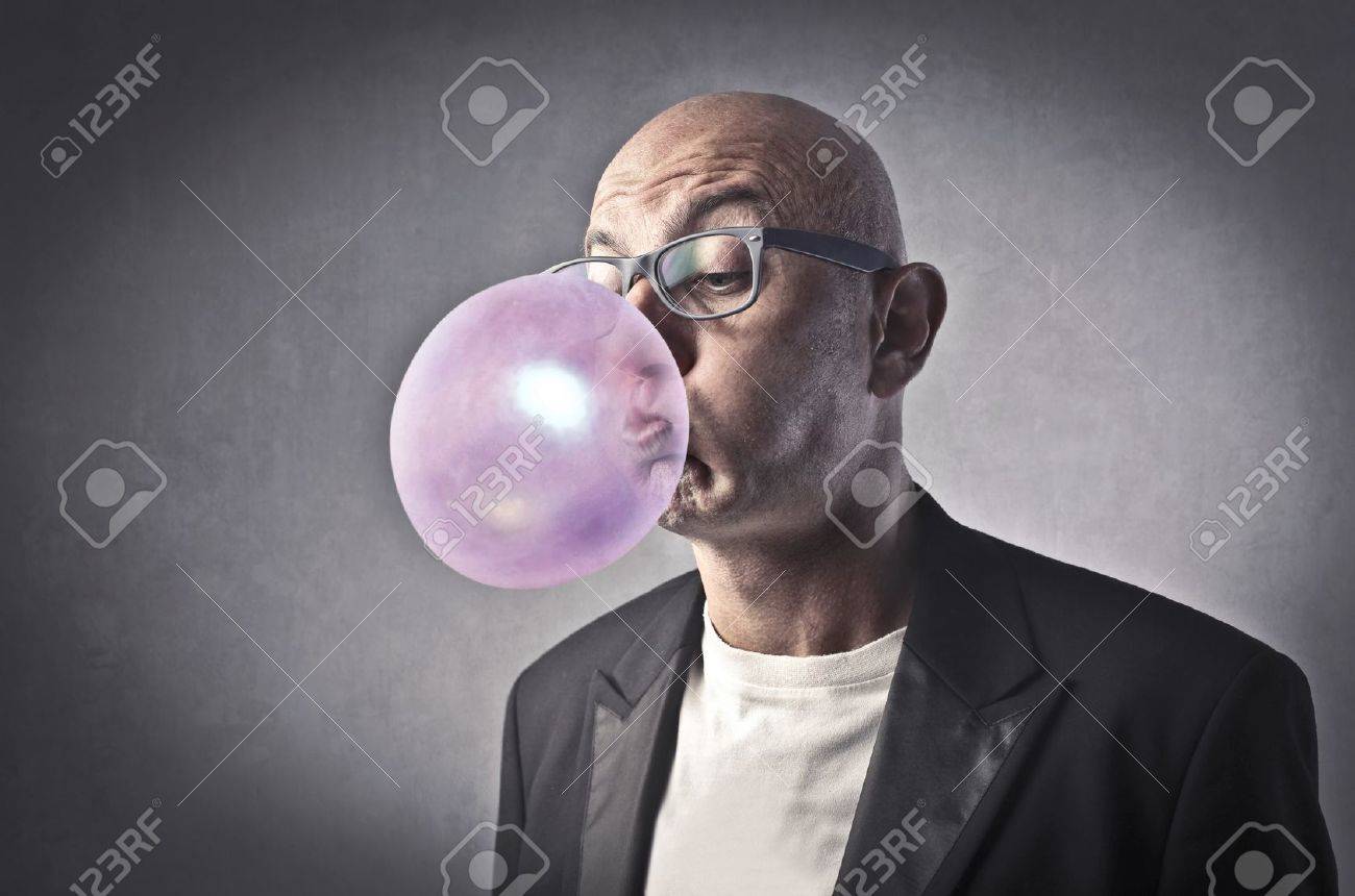 Man Bläst Blasen Mit Einem Kaugummi Lizenzfreie Fotos, Bilder Und Stock  Fotografie. Image 11571358.